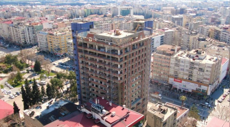 Saçma binadan eser kalmadı