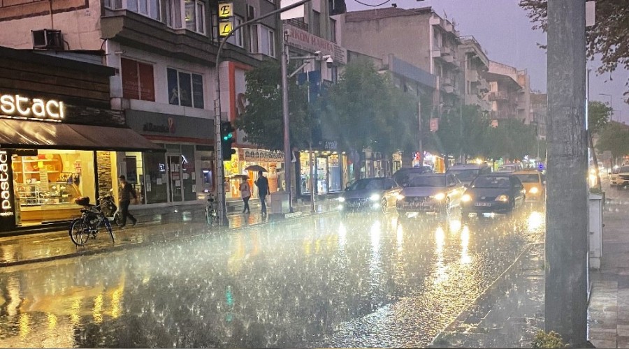 Sağanak yağış Düzce'de etkili oldu