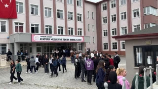 Samsun'da bir genç, okulda öğretmeni darbetti