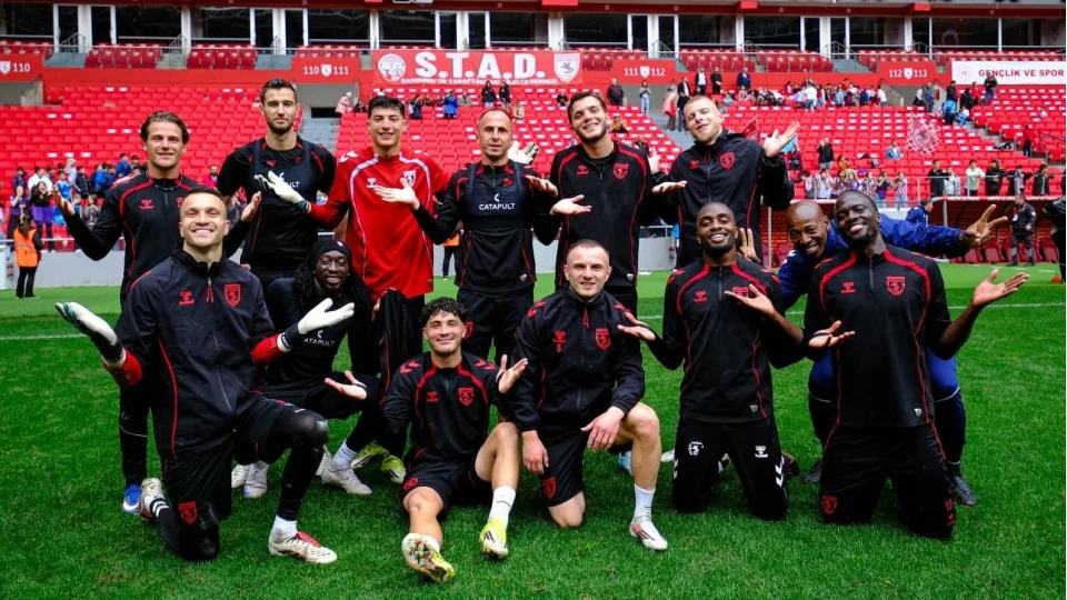 Samsunspor'da 5 ayr�l�k birden 