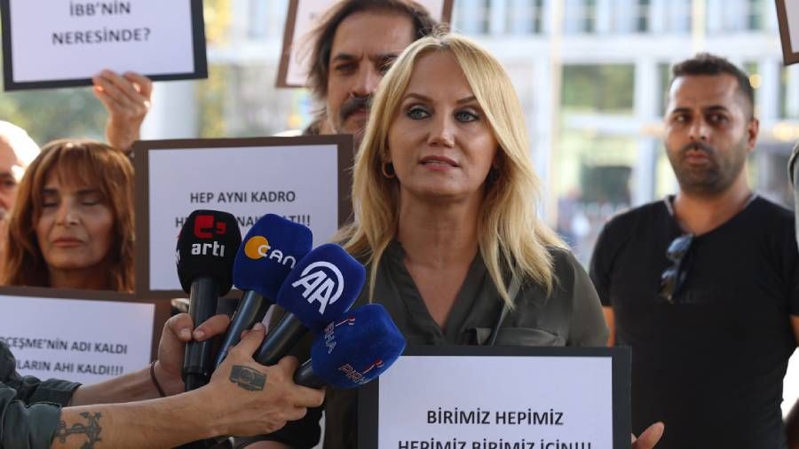 Sanatçılardan İBB'ye 'bizi neden sahneye çıkartmıyorsunuz' protestosu