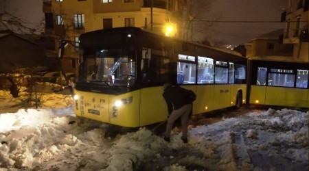 Sancaktepe'de İETT otobüsü mahsur kaldı