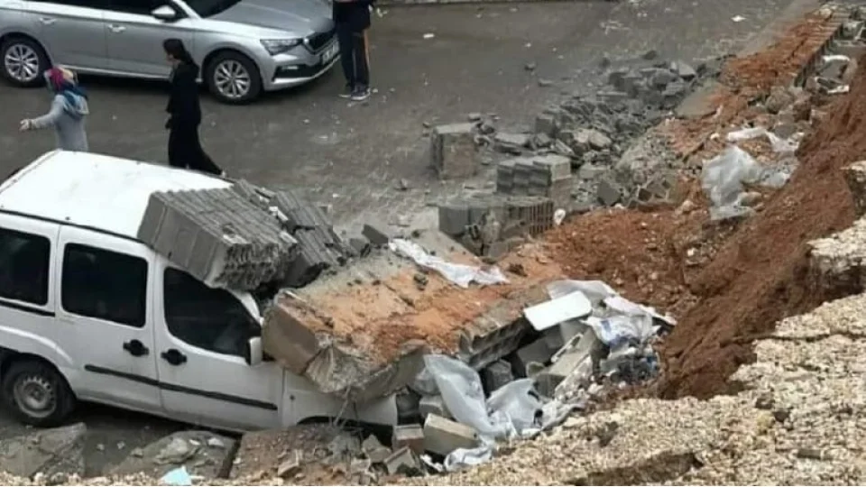 �anl�urfa'da a��r� ya��� istinat duvar�n� y�kt�: O anlar kamerada