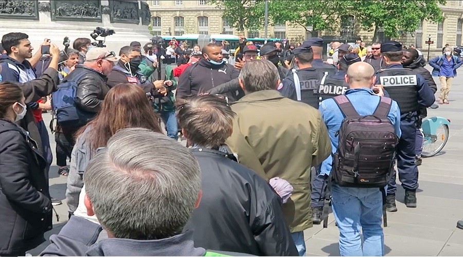 �Sar� Yelekliler� yeniden sokaklarda