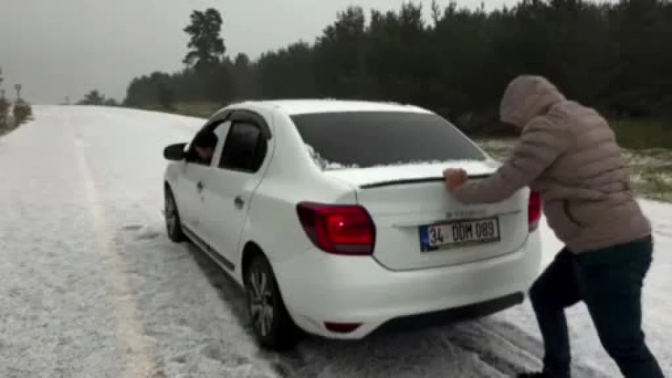 Sar�kam�� beyaza b�r�nd�, ara�lar yollarda mahsur kald�