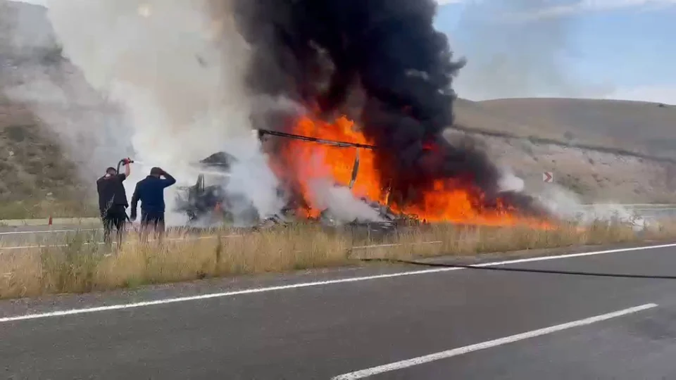 Sar�kam��'ta kargo arac� ara� alevlere teslim oldu