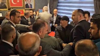 Seçimi kaybeden belediye başkanı milletvekiline çiçek fırlatıp hakaret etti
