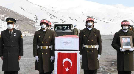 Şehit askerin cenazesi memleketine uğurlandı