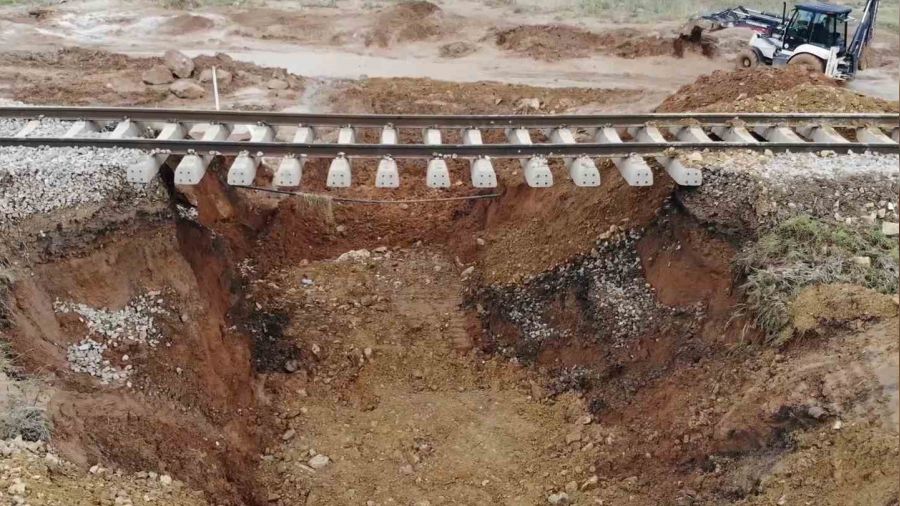Sel suları Doğu Ekspresi hattını çökertti: Tren seferleri durduruldu