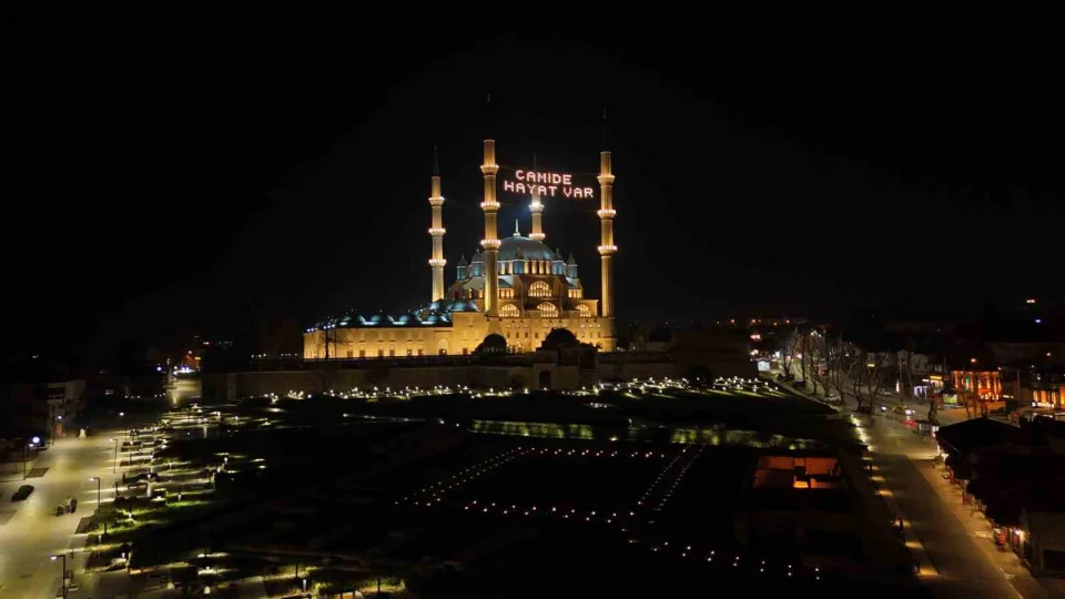 Selimiye Camii'nde mahya mesaj� de�i�ti: 'Camide Hayat Var'