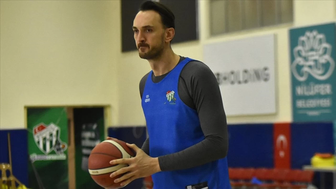 Semih tecrübelerini gençlere aktarıyor