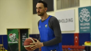 Semih tecrübelerini gençlere aktarıyor