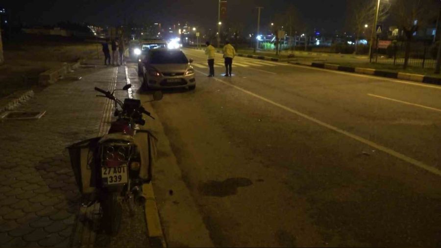 Seyir halindeki araç, motosiklete çarptı