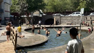 Scak havada kavrulan ocuklar, ss havuzunda serinliyor