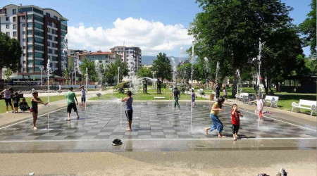 Sıcaktan bunalan çocuklar fıskiyelerde serinledi