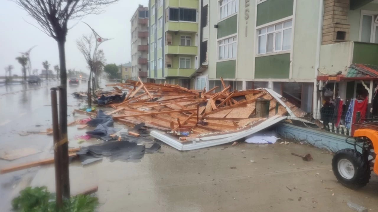 iddetli frtna Sakarya'nn Karasu sahilini ykt geti