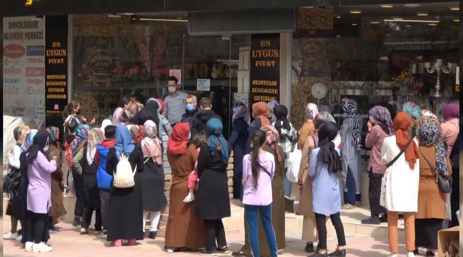 Siirt'te indirimi duyanlar tedbirleri unuttular
