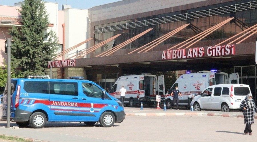 Sınırda askeri araç devrildi: 16 yaralı
