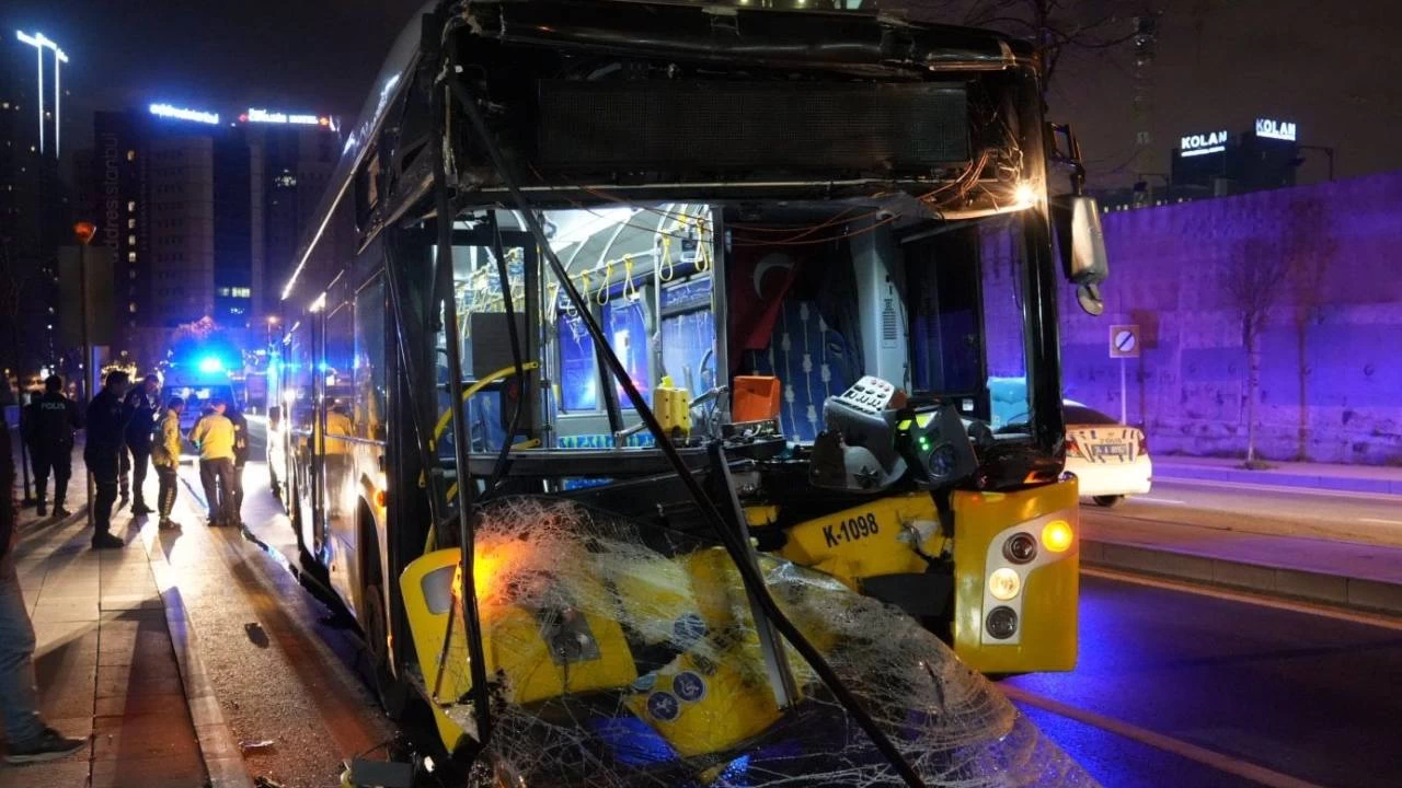 Şişli'de İETT otobüsü park halindeki hafriyat kamyonuna çarptı: 9 yaralı