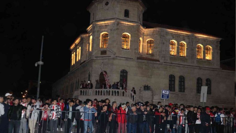 Sivas'ta binlerce taraftar İstanbul yolunda