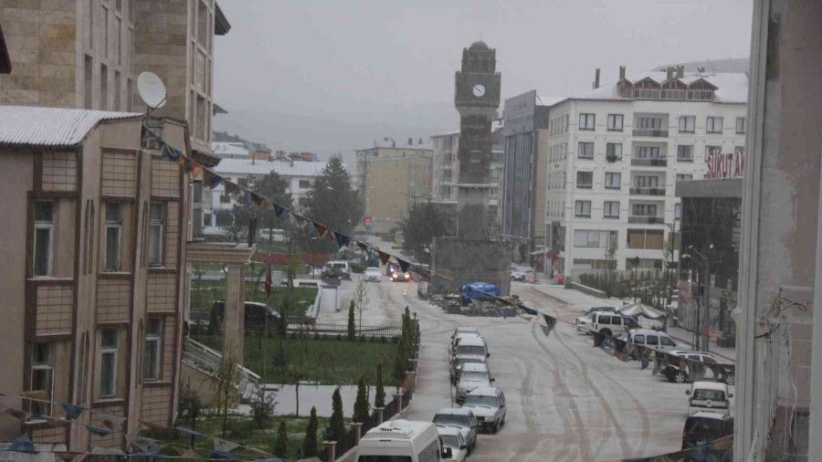 Sivas'ta dolu ya���� etkili oldu, kent beyaza b�r�nd�
