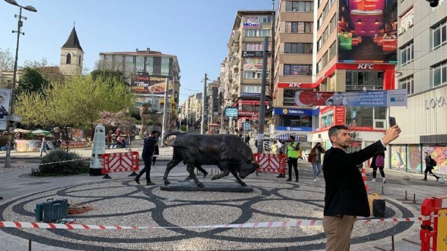 Tahrip edilen Kadıköy Boğa Heykeli kapatıldı