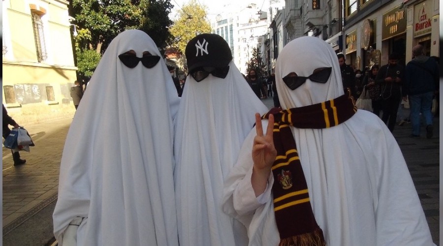 Taksim'de hayaletlere youn ilgi