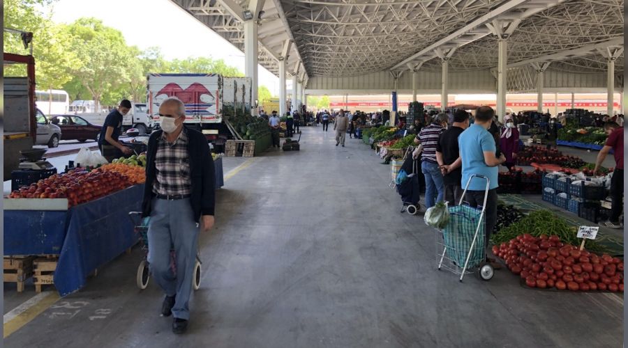 Tam k�s�tlaman�n ikinci pazar�nda mesafeli al��veri�