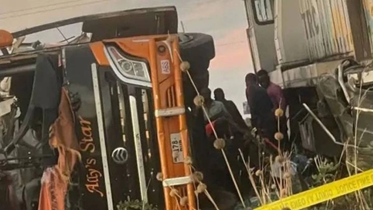 Tanzanya'da tren ve yolcu otob�s�n�n �arp��mas� sonucu 13 ki�i �ld�
