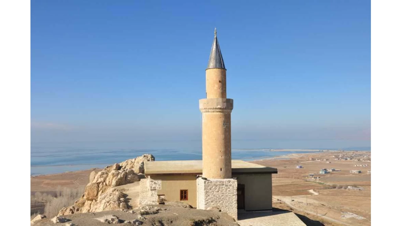 Tarihe tan�kl�k eden cami: K�z�l Minareli Cami