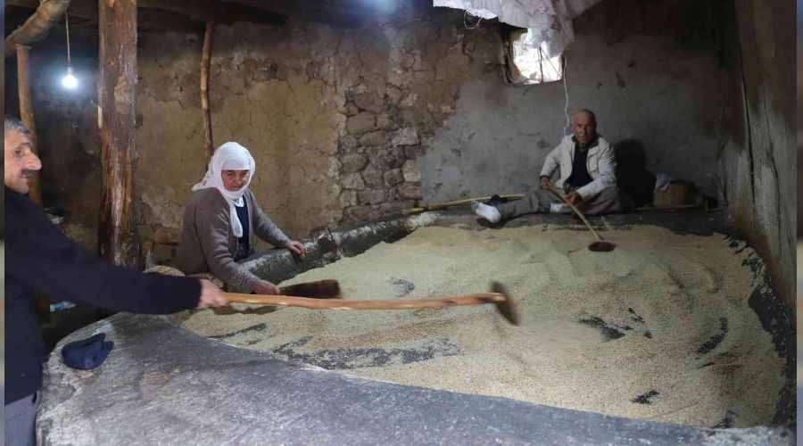 Tarihi değirmende tahin mesaisi