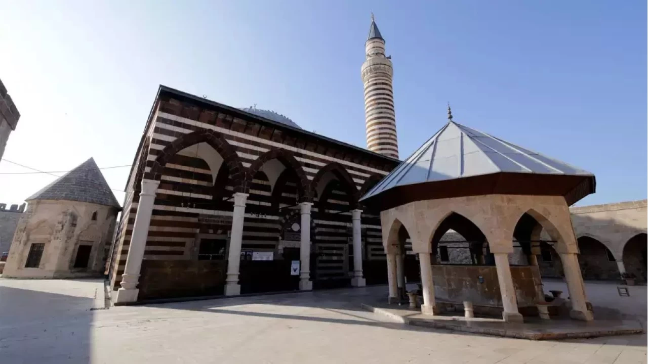 Tarihi dokusuyla Hsrev Paa Medresesi