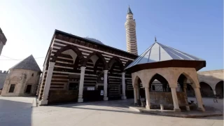 Tarihi dokusuyla Hsrev Paa Medresesi