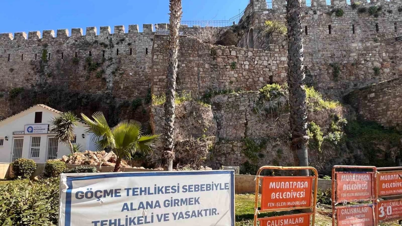 Tarihi Kalei�i surlar� ��kme tehlikesiyle kar�� kar��ya