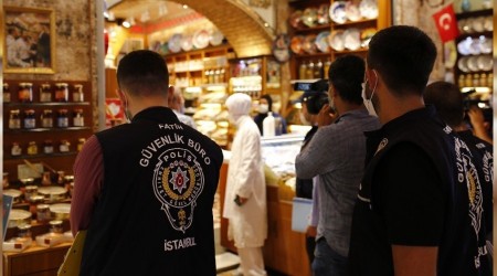 Tarihi Mısır Çarşısı'nda korona denetimi