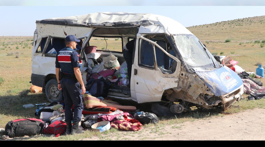 Tar�m i��ilerini ta��yan minib�s devrildi