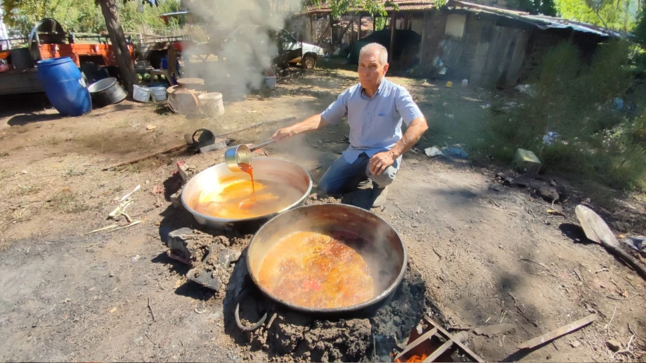 Tarlada para etmeyince karpuzları pekmeze dönüştürdü