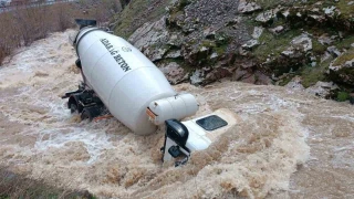 Tatvan'da beton mikseri dereye u�tu