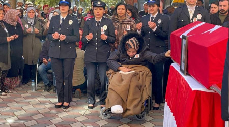 Tekerlekli sandalyede polis eşi ve 3 çocuğuna son veda