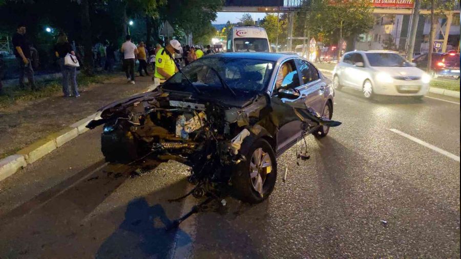 Tekirdağ'da otomobil üst geçide çarptı