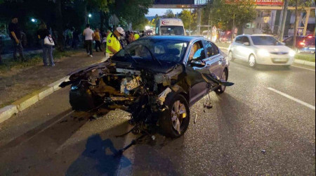 Tekirdağ'da otomobil üst geçide çarptı