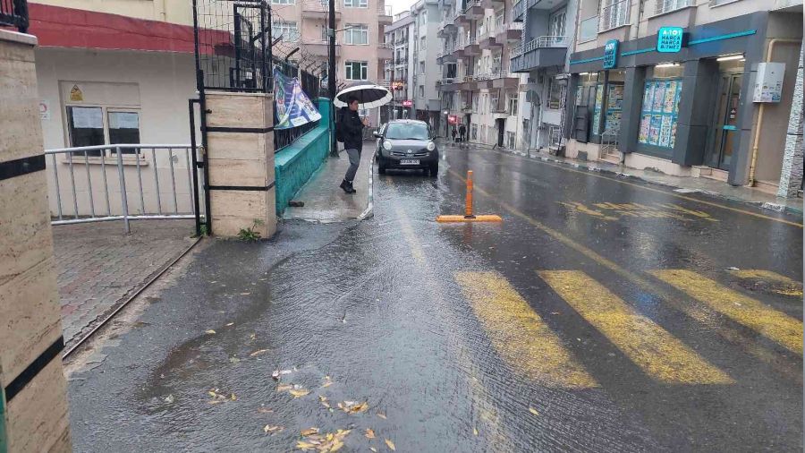 Tekirdağ'da sağanak yağış hayatı felç etti