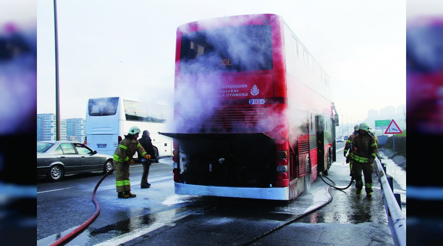 TEM'de çift katlı otobüs yandı