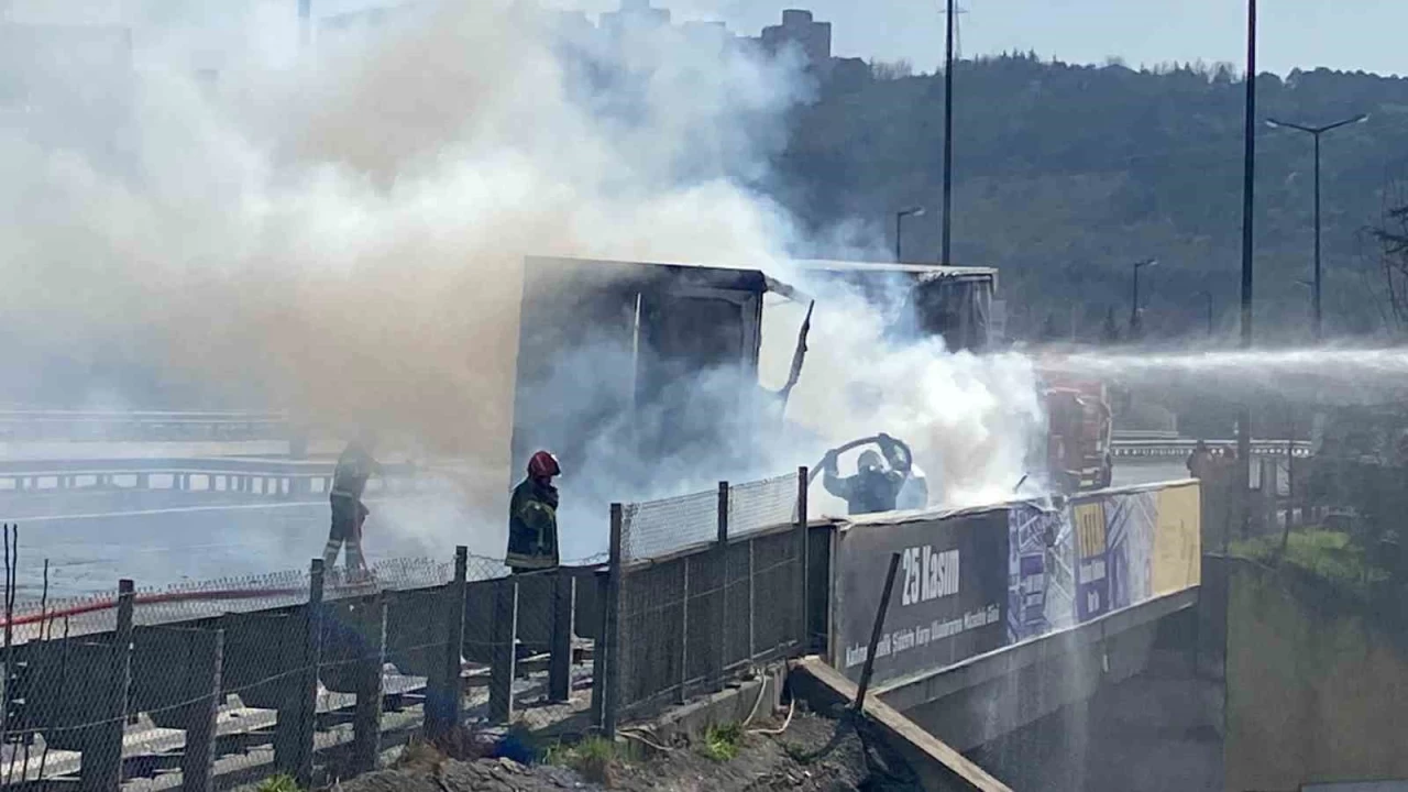TEM'de lastii patlayan tr alevlere teslim oldu: Trafik kilitlendi