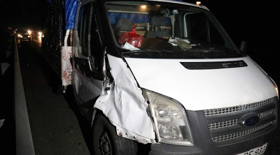 TEM'de patlayan lasti�i de�i�tiren 2 ki�iye kamyonet �arpt�