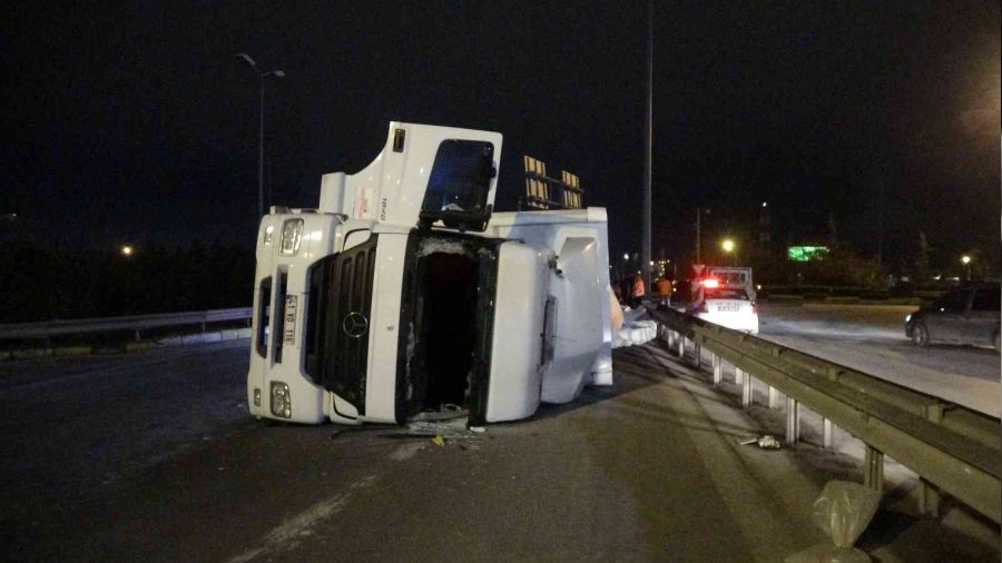 TEM'e girmek isterken virajı alamayan kağıt yüklü tır devrildi