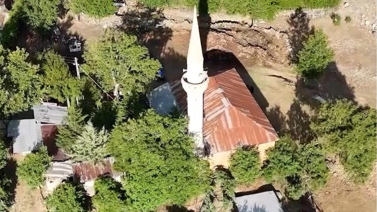 Tescilli tarihi cami geçmişin izlerini geleceğe taşıyor
