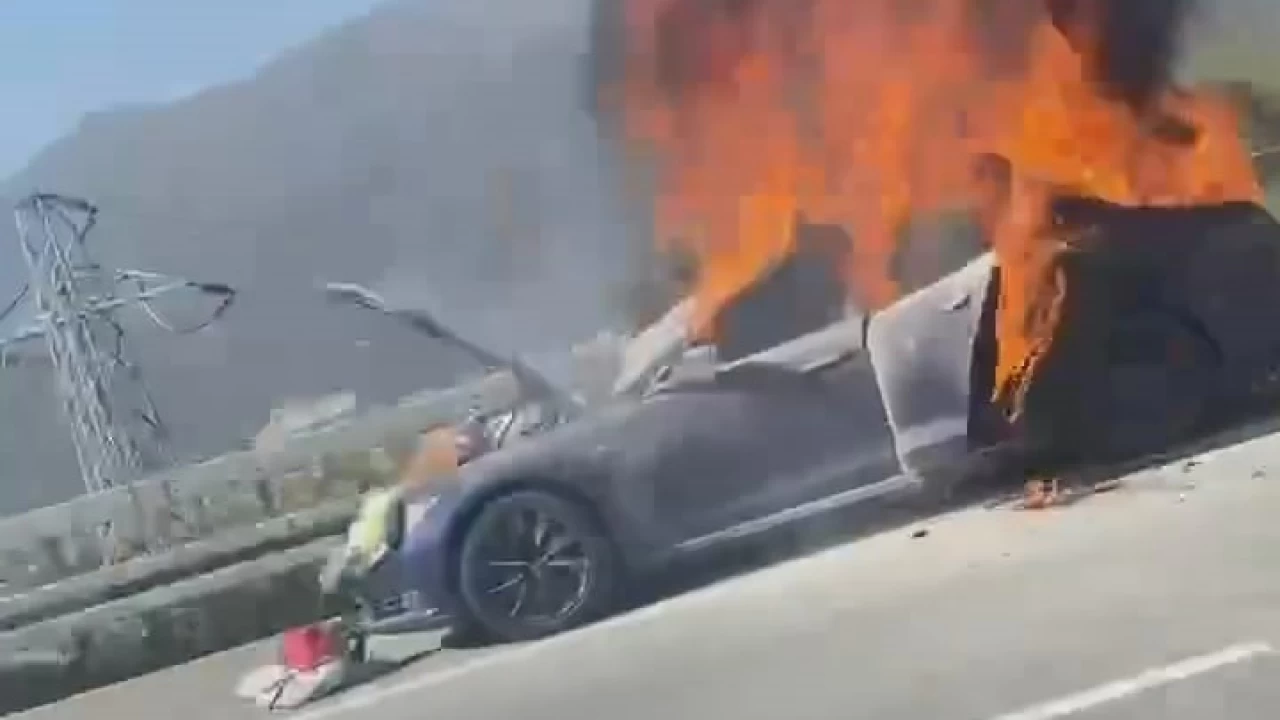 Tesla alev alev yand