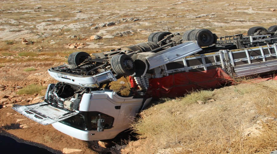 Tır devrildi, yakıttan gölet oluştu