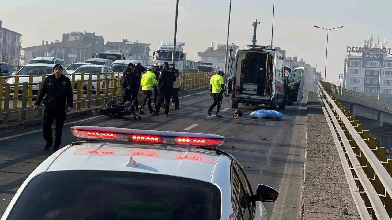 Tr ile motosiklet arpt: niversite rencisi motosikletli ld